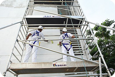 Equipe de Ravalement opérationnelle sur échafaudage Roulant STARLIUM 280